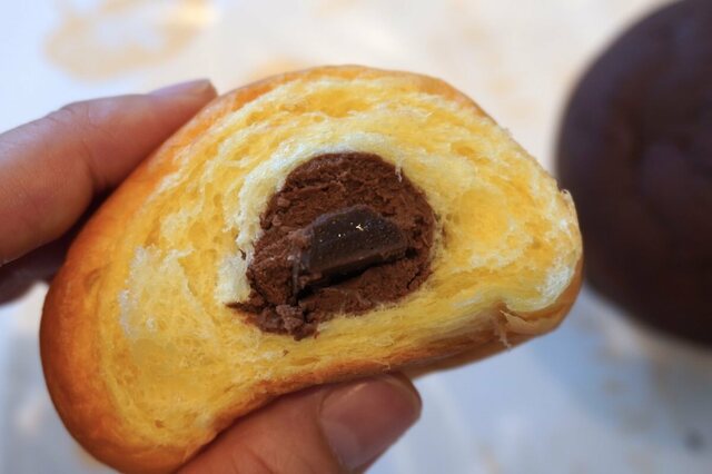 【GODIVA Bakery ゴディパン 本店】「コロネ（ショコラ」の断面）