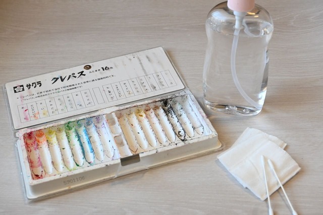 【クレパスのお手入れ方法】ケースのお手入れ方法ではコットンを使用します