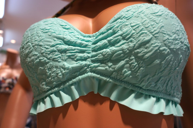 胸が押し上げられる形になっていてスタイルアップ仕様になっているのが人気の秘訣。