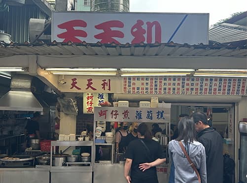 ランチに行列のできる人気店「天天利」で魯肉飯を楽しむため、バスでホテルのあった西門エリアに戻ります。