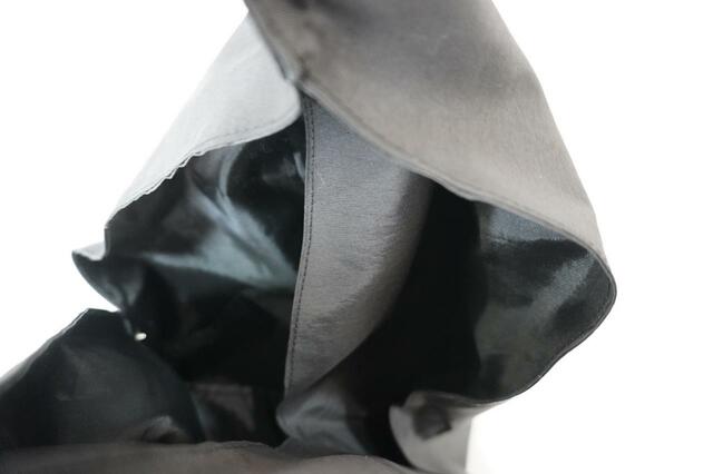 中央から左側がメイン収納、右側が外ポケット