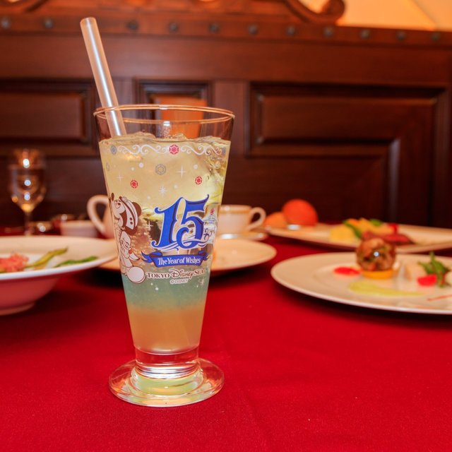 コレクタブルグラス付きのスペシャルソフトドリンク