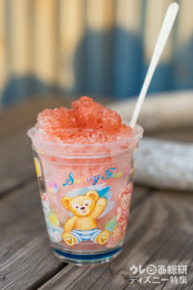 「ダッフィーのサニーファン」スーベニアカップとシェイブアイス（ストロベリー）