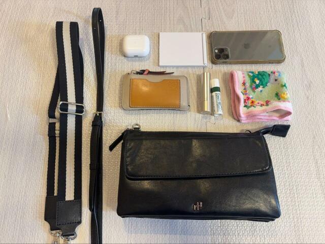 【niko and... オリジナルマルチポケットお財布ショルダーバッグ】スマホ、ハンカチ、リップ、カードケース、イヤホンなどお出かけ時の必須アイテムを入れてみると…⇒