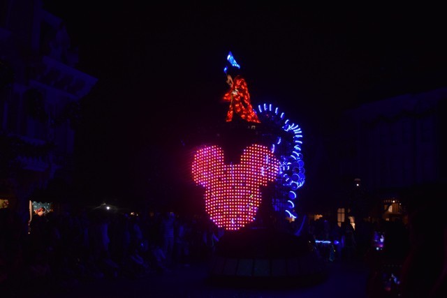 ディズニー・ペイント・ザ・ナイト・パレード｜香港ディズニーランド・リゾート