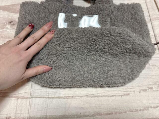 マチがしっかりあって、コンパクトサイズながらも収納力抜群！