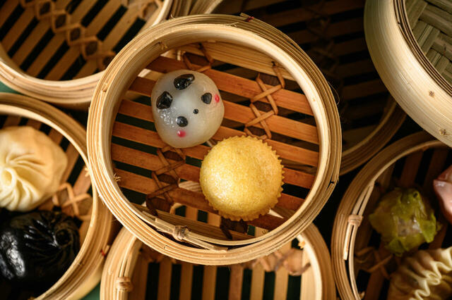 「パンダまん、マーラーカオ（中華蒸しパン）」＜期間：2025年8月6日＞ 【【1日限定】5段重ねの「HALOW蒸籠タワー」登場！2025年8月6日に一夜限りのディナーブッフェ開催！】