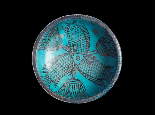 《三匹の魚とロータスを描いた浅鉢》  前1450~前1400年頃  ©Staatliche Museen zu Berlin, Agyptisches Museum und Papyrussammlung Berlin / S. SteiB