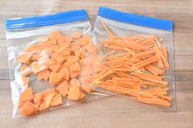 【野菜・肉の便利な冷凍保存術／にんじん】薄いいちょう切りや、細切りにして、冷凍用保存袋に薄く平らになるように入れて保存します