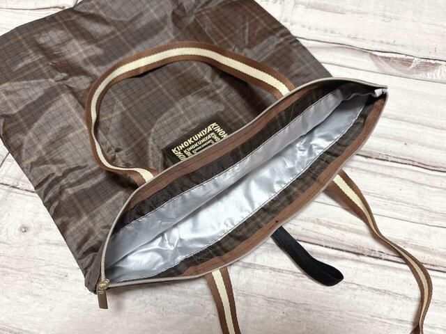 内側はポケットや仕切りなどはないシンプルな作り