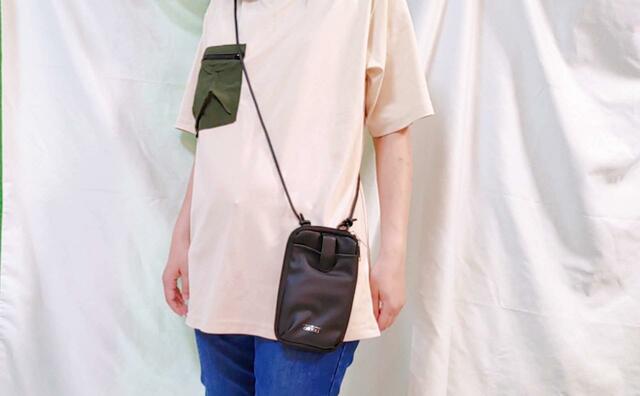 カジュアルでメンズライクなTシャツに合わせてみた【MonoMax】10月号付録「アーバンリサーチ ドアーズのお財布機能付きスマホショルダーバッグ」