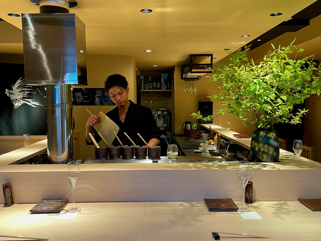 【鳥きよ】寿司屋のような趣きのカウンター。その中央で主の秋吉さんが焼鳥を焼く