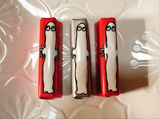 【ムーミン×メリーチョコレート ムーミンたちと穏やかな森アソートチョコレート】ニョロニョロのラッピングチョコ。レッドがりんご味、シルバーがチョコレートクリーム味です