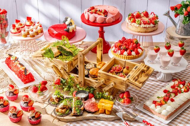 「ミートアフタヌーンティーwithストロベリースイーツビュッフェ」＜期間：2025年12月27日〜2026年5月上旬＞【【ヒルトン東京】苺とお肉の無限ループ！“ミートアフタヌーンティー”と一緒に“ストロベリースイーツ”が食べ放題”が楽しめる！】