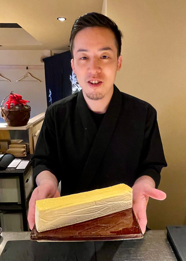 【鳥きよ】手作りのベイクドチーズケーキを村松さんが見せてくれた