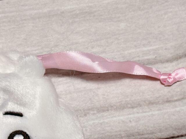 巾着の紐はサテン調のリボン仕様。それぞれのキャラクターのイメージカラーです。ちいかわはピンク！