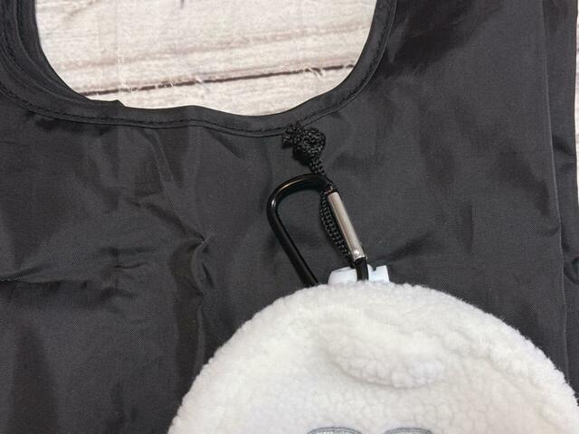 ポーチにカラビナ付きなので、チャーム風に持ち歩ける!