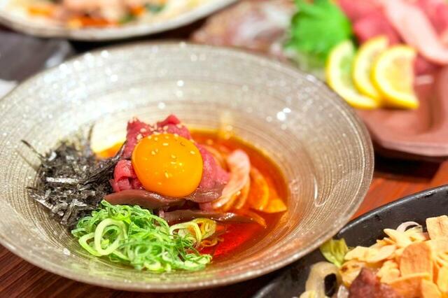 「全120品 馬肉食べ飲み放題コース」＜価格：1名 5,000円(税込)〜＞【急な飲み会でも頼れる「大衆馬肉酒場 馬王 十三店」のリニューアル！コスパ抜群「馬肉食べ飲み放題コース」が飛び込みOKに！】