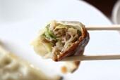 【餃子の王将  餃子】キャベツとニラがたっぷり。食べ応えあるサイズとあっさりめの味付けのバランスが最高です