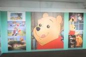プーさんの表情が壁いっぱいに! 「くまのプーさん おひさまマーケット」2021会場レポ