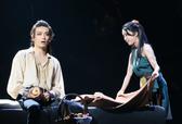 パラモン（井上芳雄）と牢番の娘（上白石萌音）　ミュージカル『ナイツ・テイル ー騎士物語』ゲネプロより