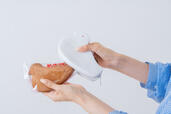 「鳩サブレーを収納可能♪」＜価格：1,500円（税込）＞【これは魅力の限定商品！鳩サブレーを連れて歩けるシリコンポーチ「はとっこ」が、2026年8月10日より販売スタート！】