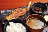 こがね屋　あこう鯛の干物定食 880円　身がしっかりと厚く、かみしめるほどに旨みがこぼれ落ちる干物。味噌汁もこだわりの味。