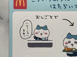 レジで笑顔で接客するハチワレ。マクドナルドに毎日通いたくなるほどのかわいさです！