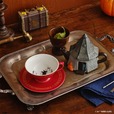 【Afternoon Tea LIVING×ハリー・ポッター】カップ&ソーサ― 4,400、ティーポット(ハグリッドの小屋) ¥6,600、トランク型キャニスター ¥3,850(いずれも税込み)