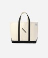 【L.L.Bean×Saturdays NYC】「Boat & Tote Large(ボート・アンド・トート ラージ)」(17,600円)/裏面にはアイコニックなスラッシュのデザイン