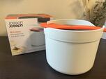 【Joseph Joseph 　電子レンジ炊飯調理器】グレー×オレンジの色味がどんなキッチン・テーブルにも馴染みます