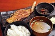 こがね屋　あこう鯛の干物定食 880円　身がしっかりと厚く、かみしめるほどに旨みがこぼれ落ちる干物。味噌汁もこだわりの味。