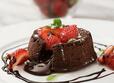〈Kitchen macaroni〉「こぼれ苺のフォンダンショコラ」（880円）