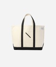【L.L.Bean×Saturdays NYC】「Boat & Tote Large(ボート・アンド・トート ラージ)」(17,600円)/裏面にはアイコニックなスラッシュのデザイン
