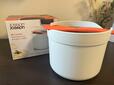 【Joseph Joseph 　電子レンジ炊飯調理器】グレー×オレンジの色味がどんなキッチン・テーブルにも馴染みます