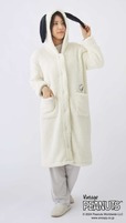 【PEANUTS「PEANUTS MORE SLEEP 着る毛布 アイボリー」7,150円】着丈107cm。着用イメージ
