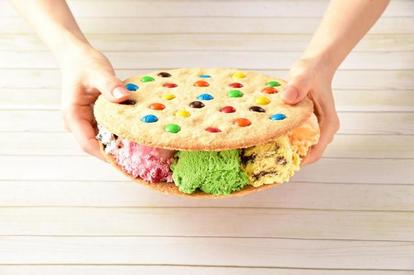 沖縄発の新スイーツ“サンドアイス”が美味しそう♪ ブルーシールが提案