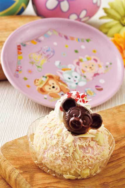 東京ディズニーシー ストロベリームースケーキ、スーベニアプレート付き 【ケープコッド・クックオフ】820円 ストロベリームースの上に可愛いダッフィー型のチョコレートをON(2015.4/1~6/23)。©Disney