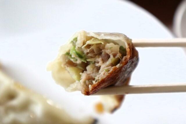 【餃子の王将  餃子】キャベツとニラがたっぷり。食べ応えあるサイズとあっさりめの味付けのバランスが最高です