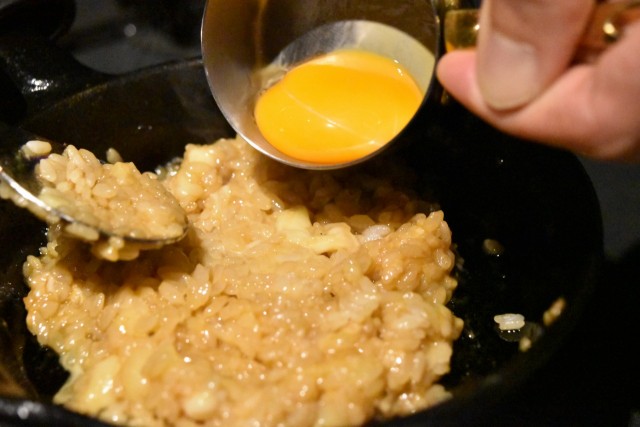 卵の黄身を投入！