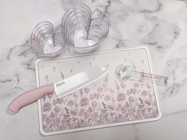 【NITORI】セラミック包丁（PI 三徳）／税込1,990円・計量カップ（ハート 200ml）／税込610円・計量カップ（ハート 500ml）税込814円・計量スプーン（ハート）／税込304円・まな板（Licute IB o-i）／税込999円