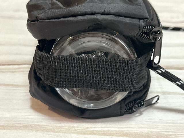 右側面のバンドのおかげで、ボトル類を入れたときの安定感も◎