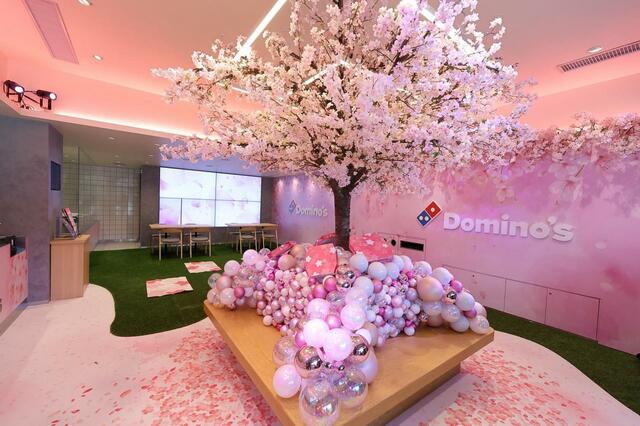 「東京・台場店に桜が出現」【ドミノ・ピザからお花見シーズンを盛り上げる新商品が登場】