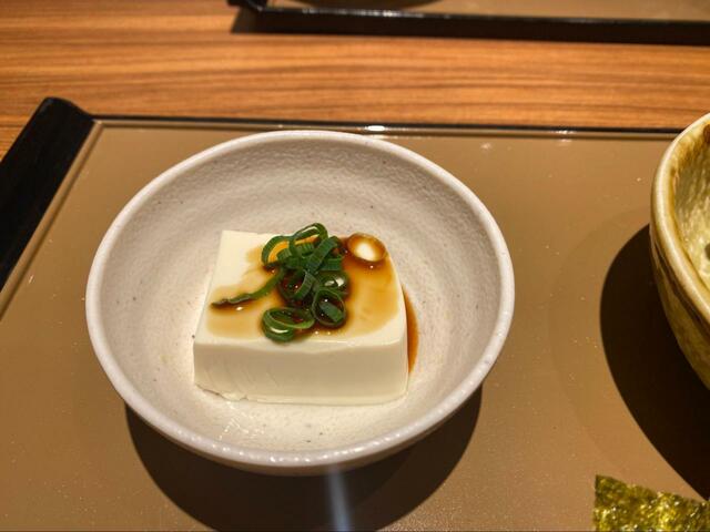 【やよい軒 納豆朝食】なめらかな絹豆腐の冷奴