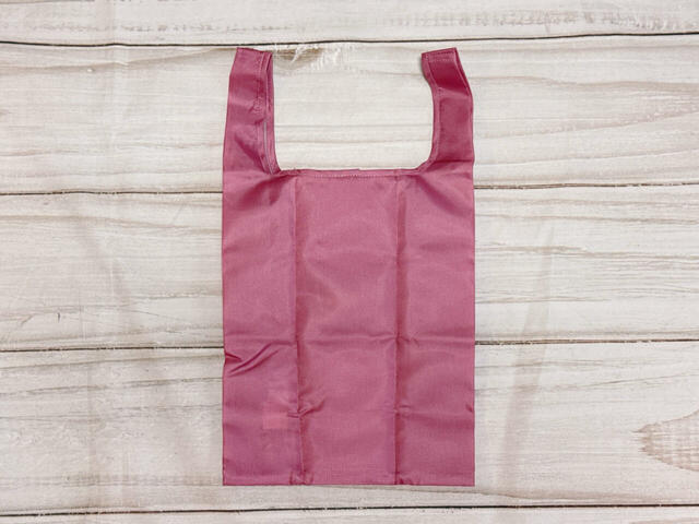 背面は装飾がないシンプルなデザイン