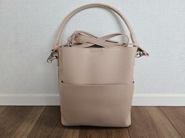 【LAKOLE　ワンハンドル2WAYスクエアバッグ3】スクエア型のデザインに丸みのある持ち手が女性らしさをプラス。どんなコーデにもなじみます♪