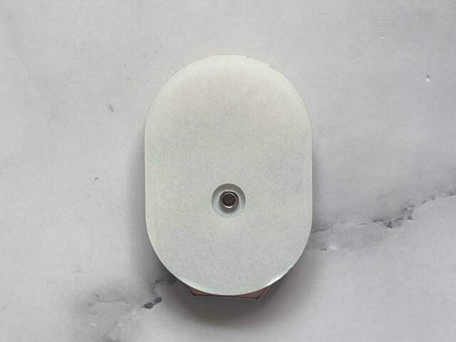 裏面のシートを剥がしてスマホケースに貼り付ける仕様