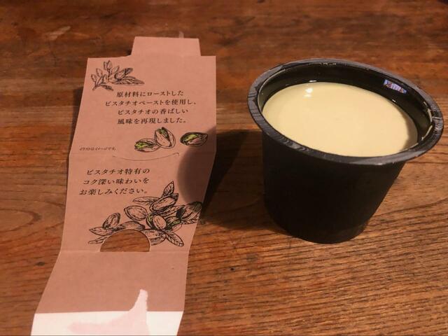 【ファミリーマート　ピスタチオプリン】可愛いイラストと一緒にピスタチオプリンへのこだわりが書かれていて、食べる前からワクワクしてきます