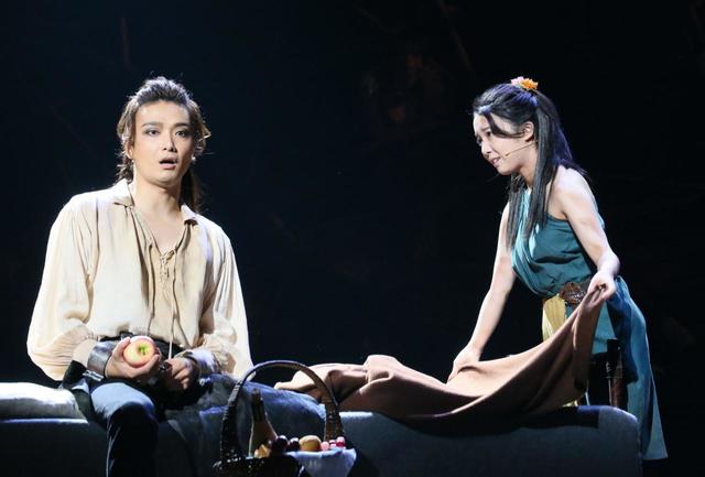 パラモン（井上芳雄）と牢番の娘（上白石萌音）　ミュージカル『ナイツ・テイル ー騎士物語』ゲネプロより