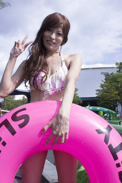 スライドザシティーに参加した水着美女たち